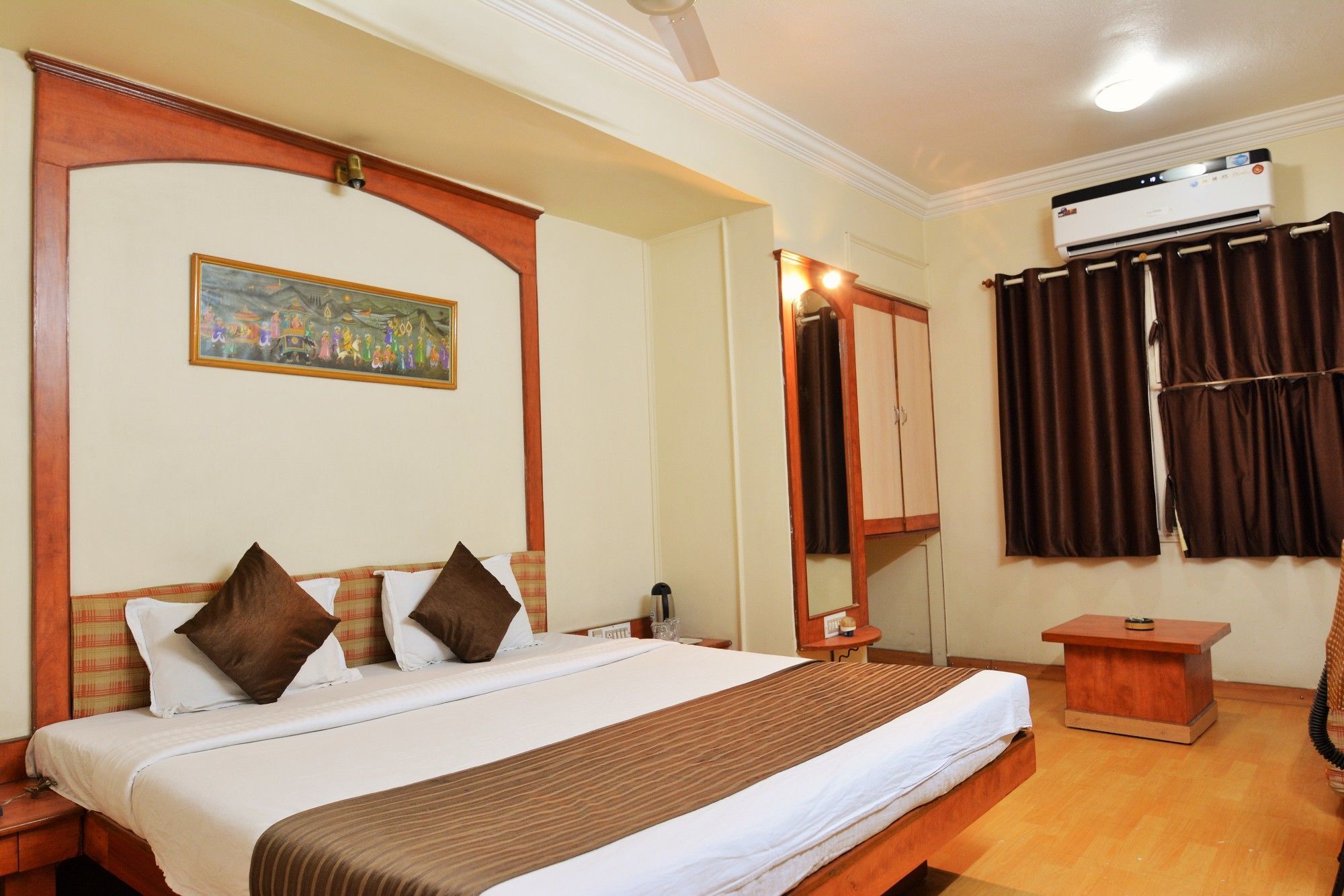 Hotel Sahaj Palace Ahmedabad Ngoại thất bức ảnh